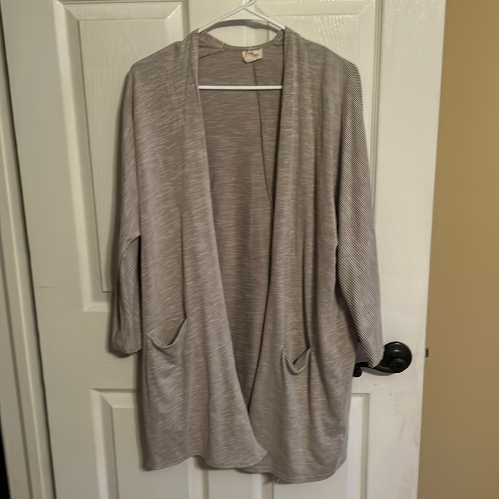 Donni mode thigh jacket with pockets size medium. Open front 3/4 sleeve.